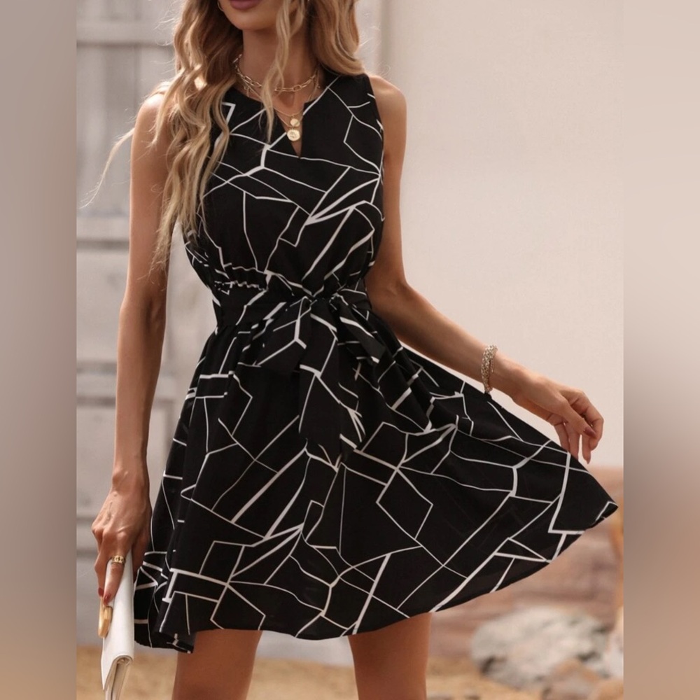 Black & White Geometric Print Belted Dress - Size Large